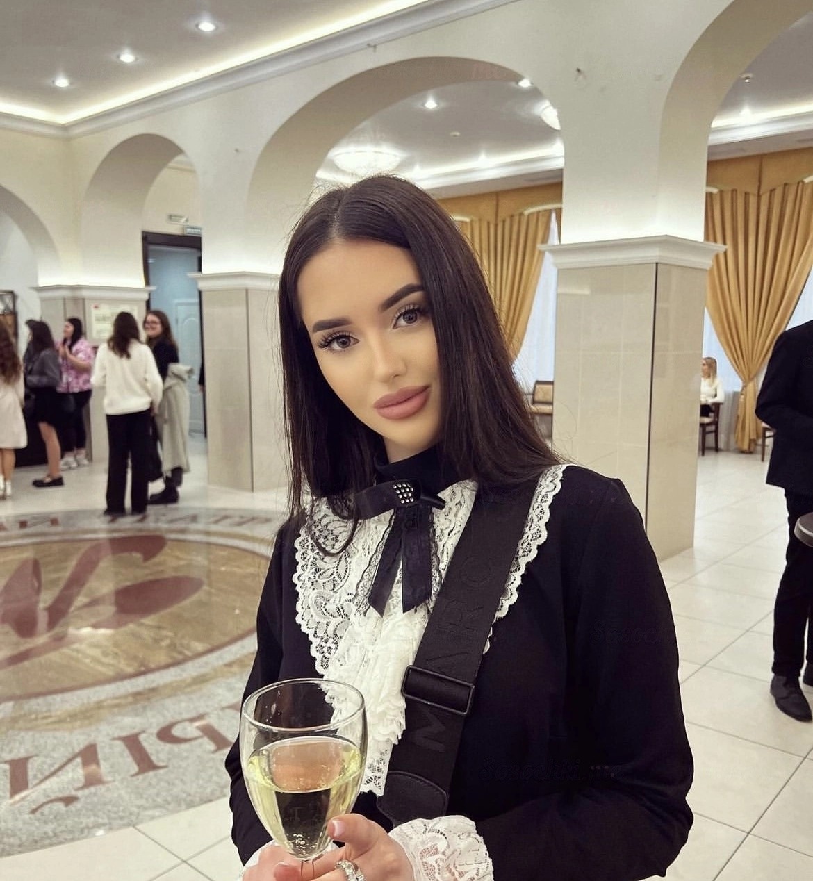 Путана Алиса стройная сделает качественно минет в презервативе и позовет в гости в Центральный
