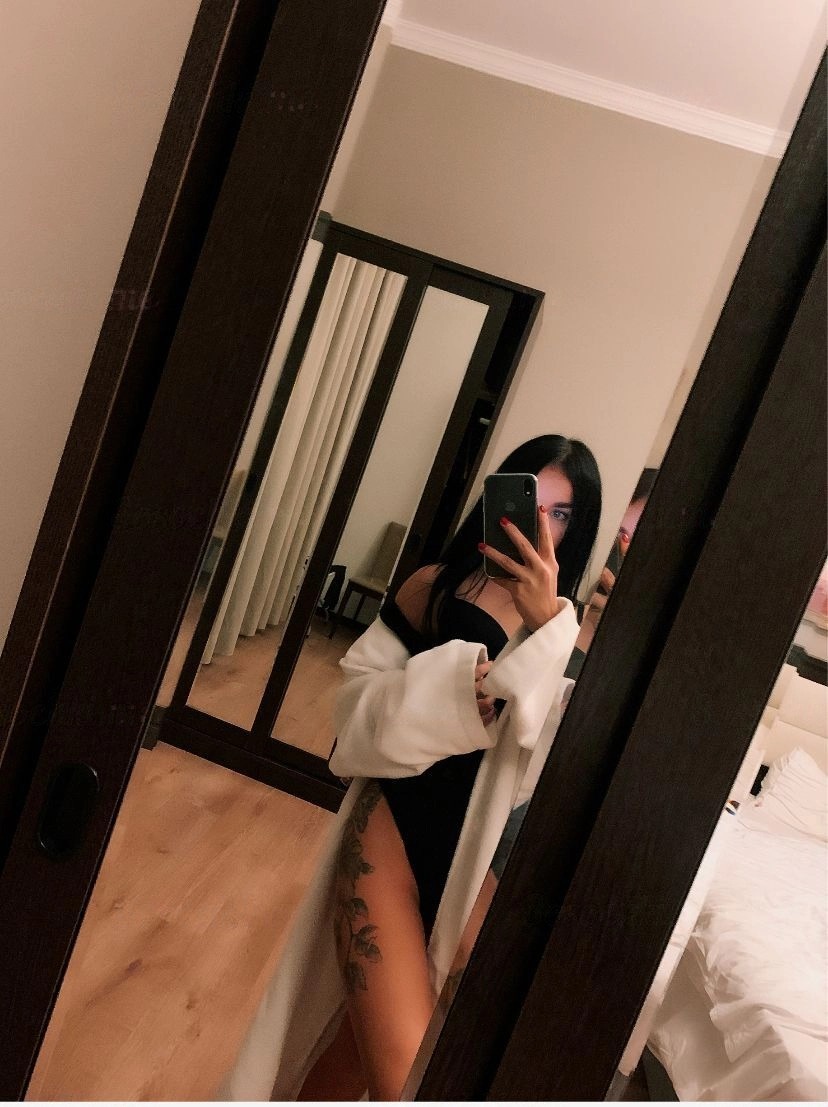 Профессионалка Sexy ❤️Яна Поляна 22 лет сделает с удовольствием лесбийский секс и пригласит к себе